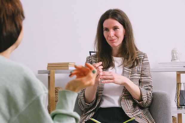 Personne de confiance en entreprise : une réponse concrète aux risques psychosociaux
