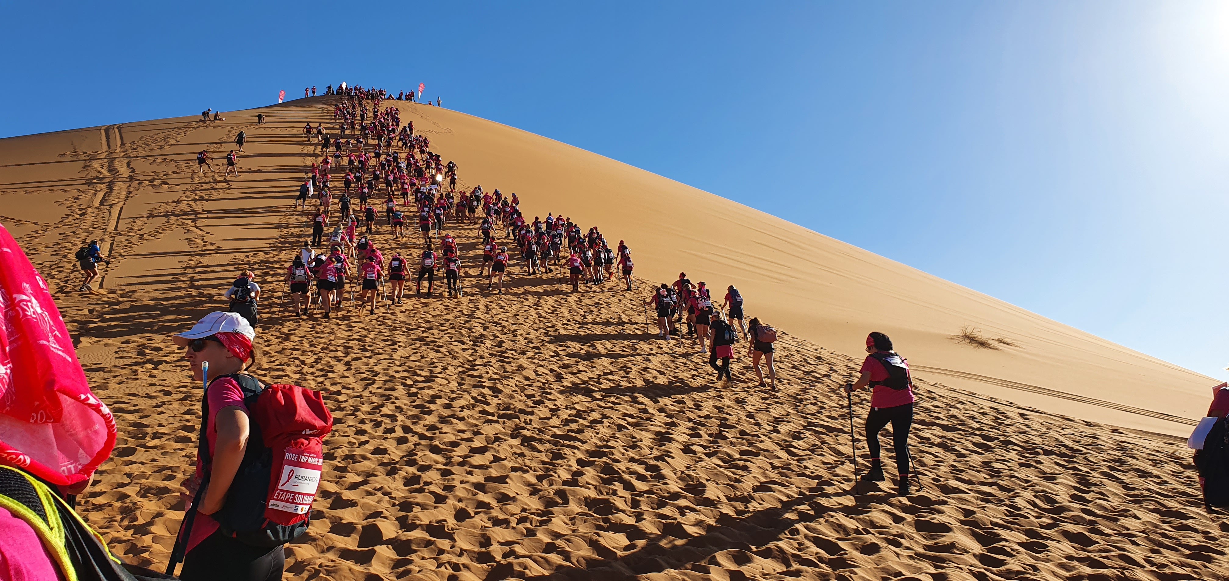 Christel, Le Pâquier : Gravir la plus haute dune de Merzouga (Maroc) avec mes amies pour une bonne cause.